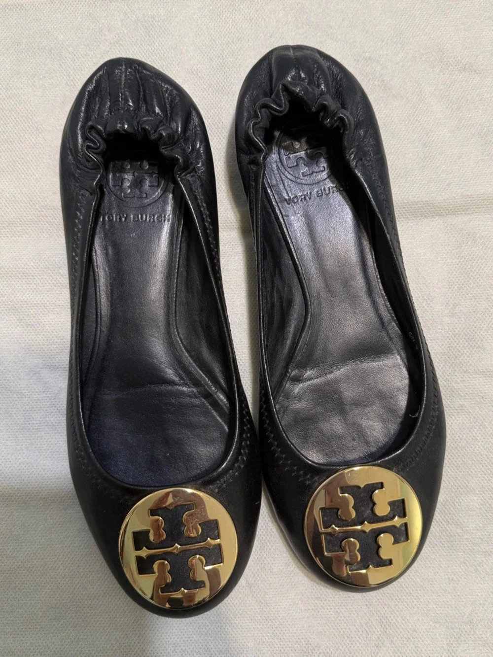 Tory Burch Reva Ballet Flats Classic Leather Metal Gold Logo medallion.